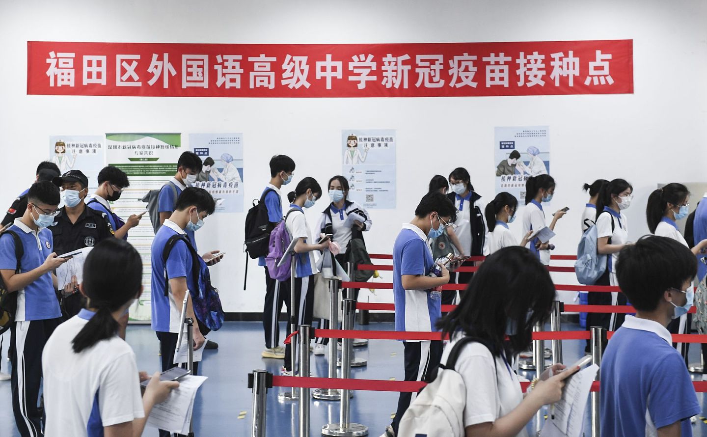 中国多地已开启12岁至17岁人群新冠疫苗接种工作，并开设新冠疫苗接种“学生专场”。（新华社）