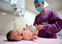 中国人大常委会通过修改人口计生法，明确三孩生育（图）
