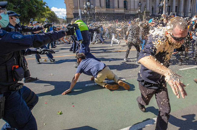 全澳多地爆反封锁大游行，数千人裸脸示威！防暴警察动用催泪弹（视频/组图） - 5