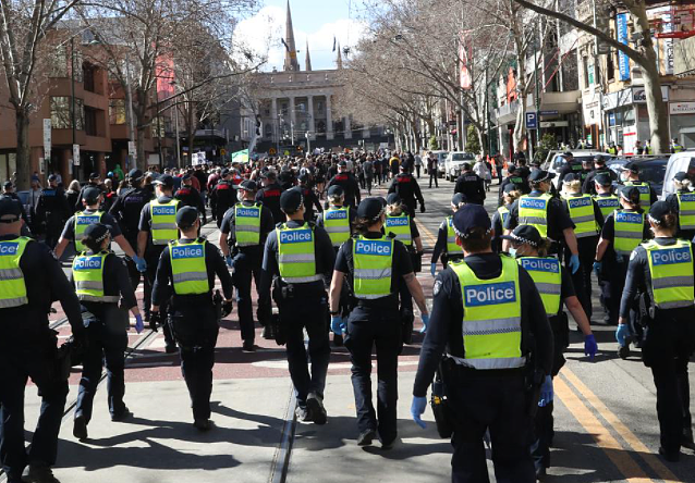 全澳多地爆反封锁大游行，数千人裸脸示威！防暴警察动用催泪弹（视频/组图） - 9