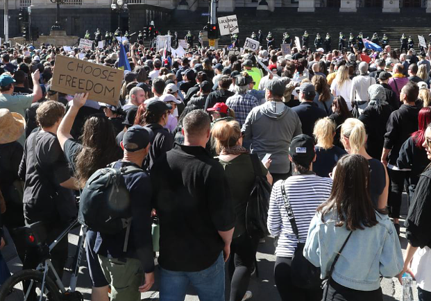 全澳多地爆反封锁大游行，数千人裸脸示威！防暴警察动用催泪弹（视频/组图） - 10