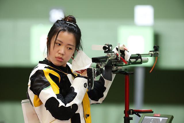 奥运冠军杨倩返校，她极受清华师生欢迎，对镜头比心尽显娇俏可爱（组图） - 3