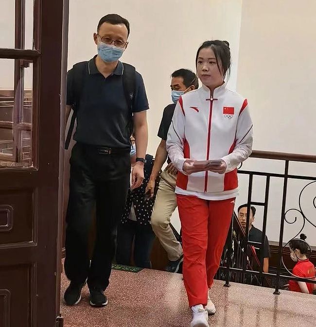 奥运冠军杨倩返校，她极受清华师生欢迎，对镜头比心尽显娇俏可爱（组图） - 8