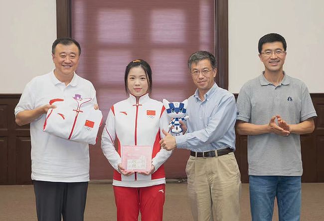 奥运冠军杨倩返校，她极受清华师生欢迎，对镜头比心尽显娇俏可爱（组图） - 13
