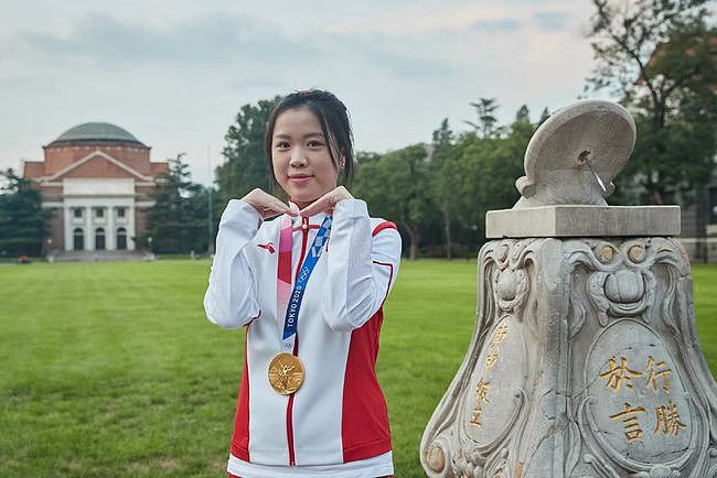 奥运冠军杨倩返校，她极受清华师生欢迎，对镜头比心尽显娇俏可爱（组图） - 14