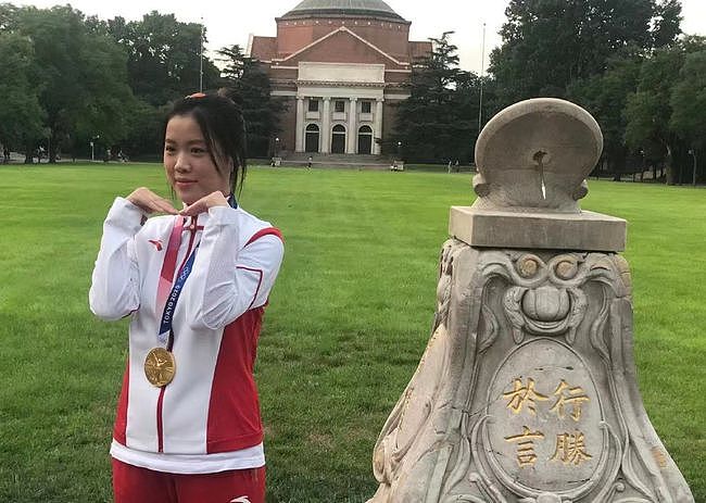 奥运冠军杨倩返校，她极受清华师生欢迎，对镜头比心尽显娇俏可爱（组图） - 15