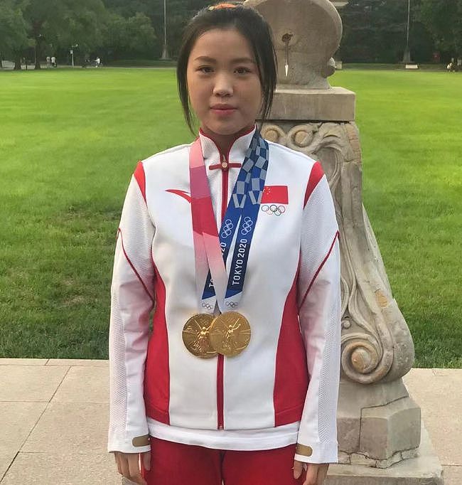 奥运冠军杨倩返校，她极受清华师生欢迎，对镜头比心尽显娇俏可爱（组图） - 16