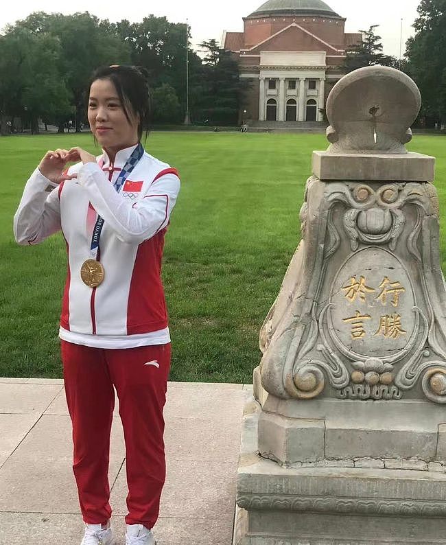 奥运冠军杨倩返校，她极受清华师生欢迎，对镜头比心尽显娇俏可爱（组图） - 17