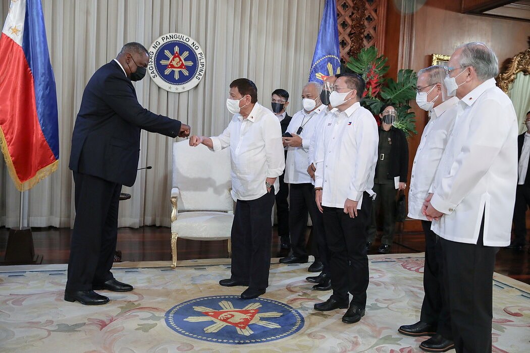 今年7月，美国国防部长劳埃德·J·奥斯汀三世在马尼拉会见了菲律宾总统罗德里戈·杜特地。美国表示将向该国捐赠数百万剂强生和莫德纳疫苗。