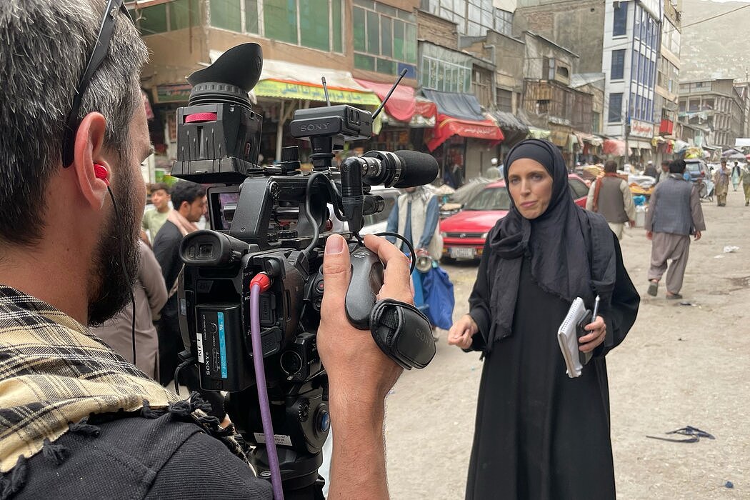 为了采访阿富汗街头民众，CNN的克拉丽莎·沃德换上了全身长袍。