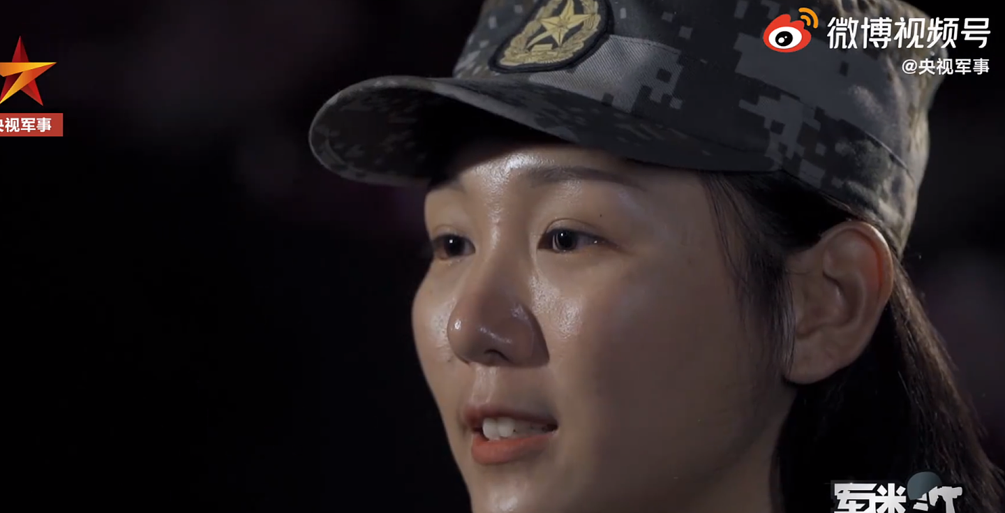 央视采访“90后”坦克女兵。（中国央视军事截图）