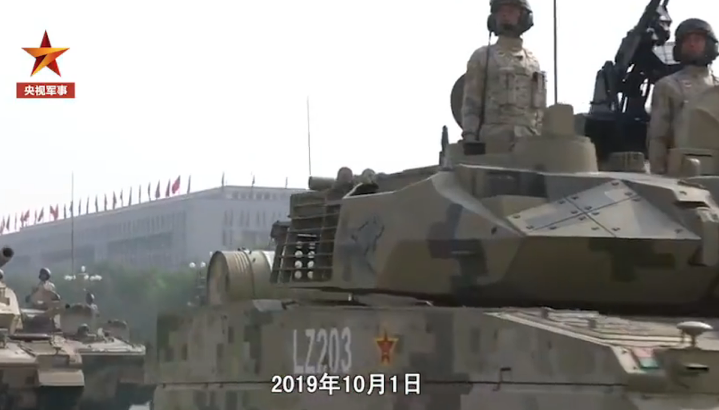 解放军15式轻坦在2019年中国成立70周年国庆阅兵式上首次公开亮相。（中国央视军事截图）