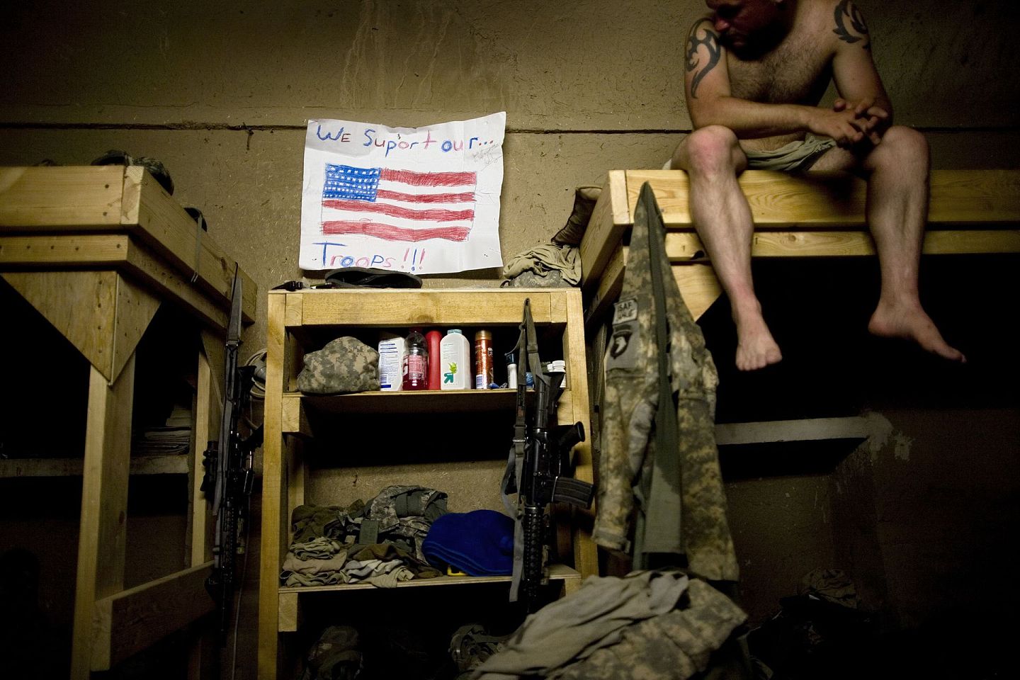 2010年7月29日，驻阿富汗美军一名士兵在营房内。（AP）