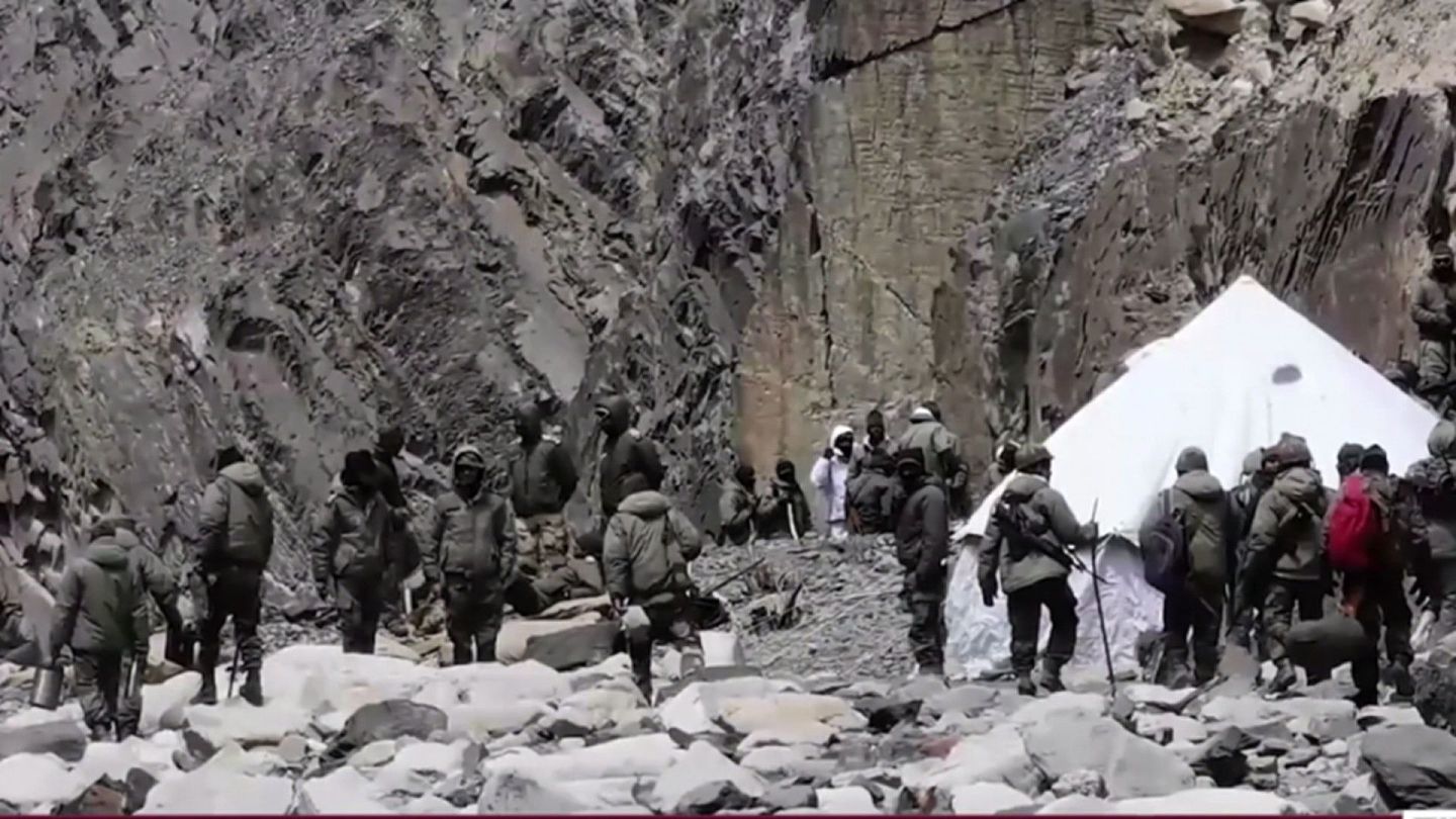 2020年6月，印军大量士兵驻守加勒万河谷。（中国央视截图）