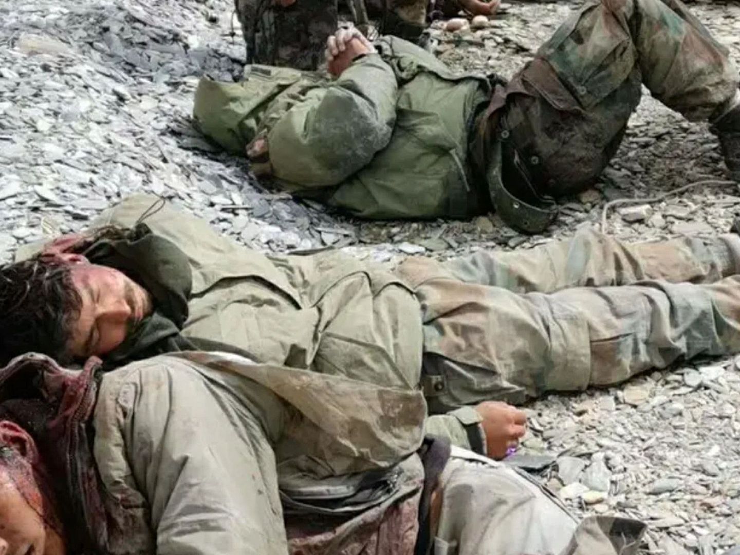中印加勒万河谷冲突造成印军至少20人死亡，图为被俘的印军士兵。（微博@中国海洋维权）