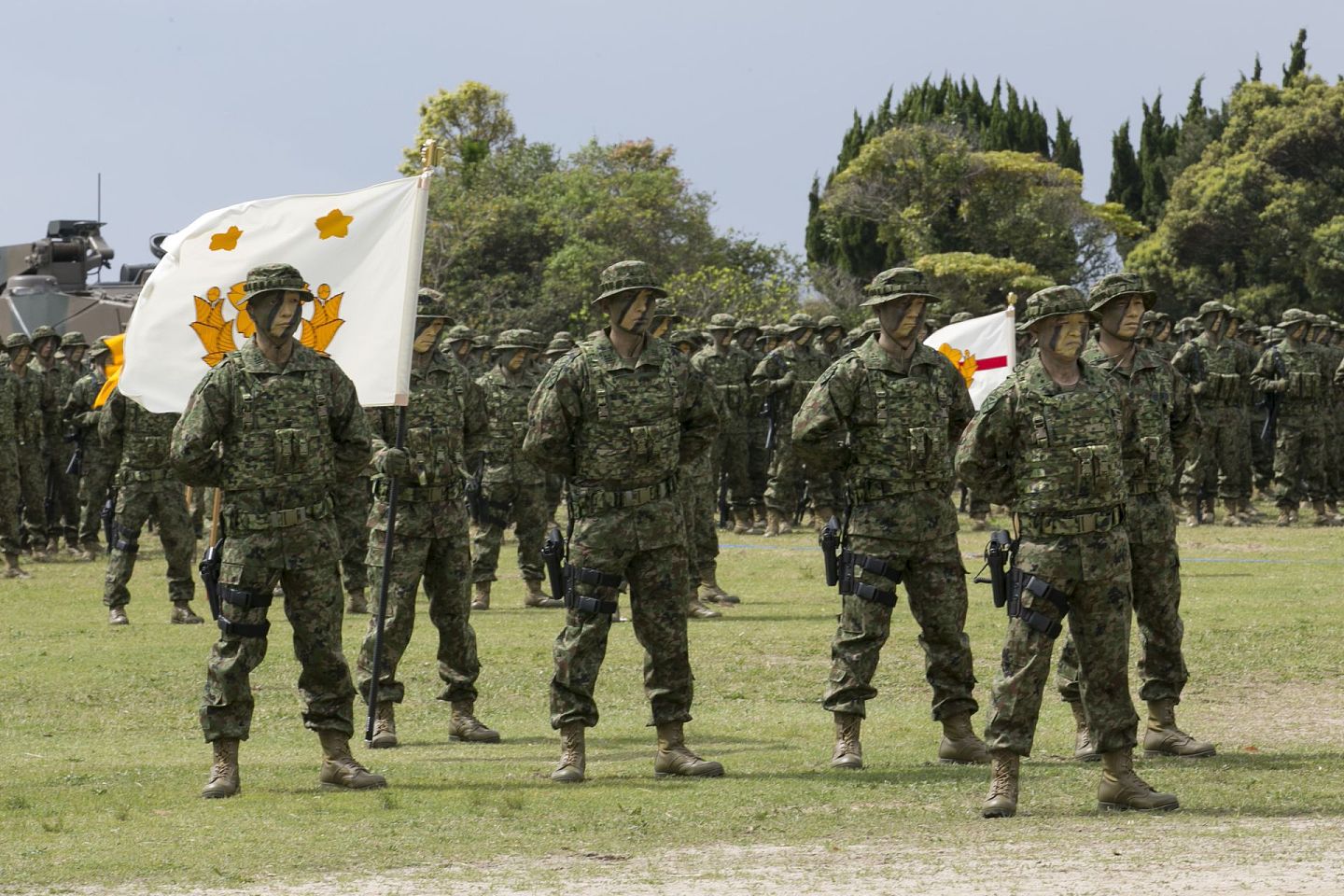 为了防止解放军对石垣岛进行攻击与夺岛，日本防卫省将在岛上驻扎一批数量不明的安全部队，即可能是陆上自卫队西部普通连下属的水陆机动团。（维基百科公有领域）