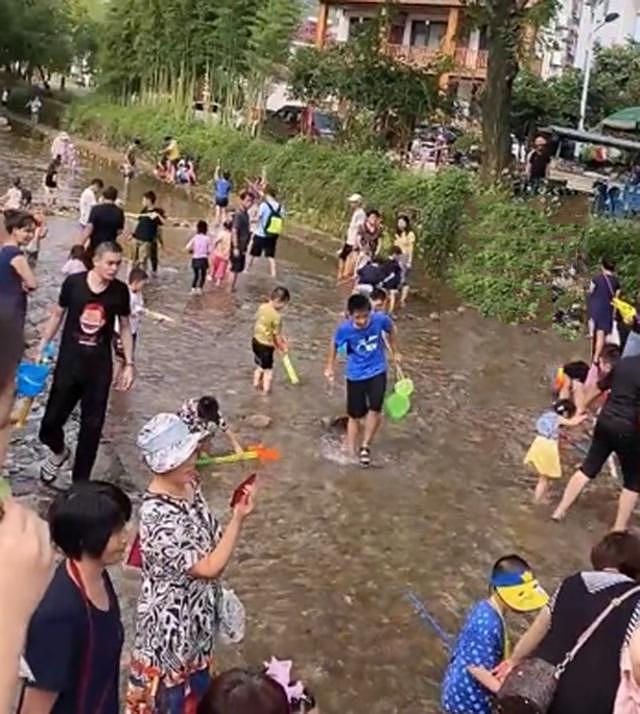 多名女子穿泳衣游玩，拍照姿势不雅惹网友争议（视频/组图） - 2