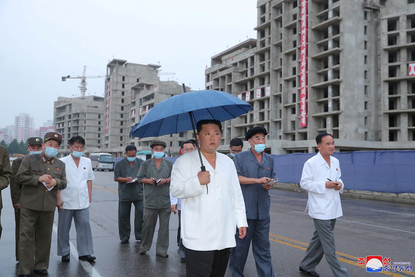 ▲▼金正恩视察平壤普通江畔高级住宅园区，身形比之前更消瘦。（图／达志影像）