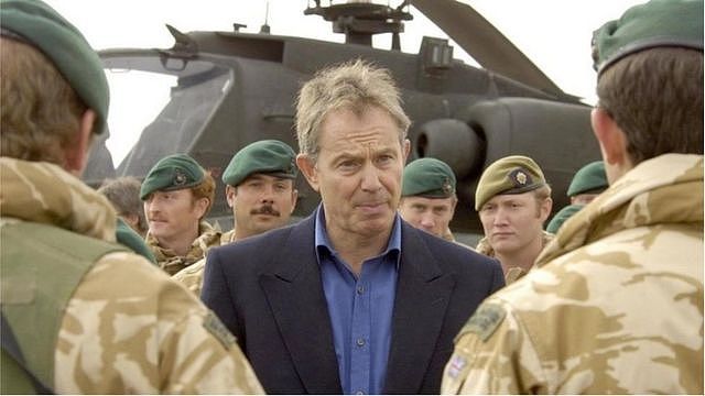 2006年，托尼·布莱尔同英国部队在阿富汗赫尔曼德（Helmand）省。