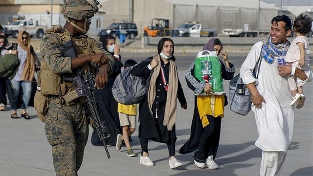 在阿富汗国际机场疏散期间，第24海军陆战队远征部队的美国海军陆战队正在护送撤离人员