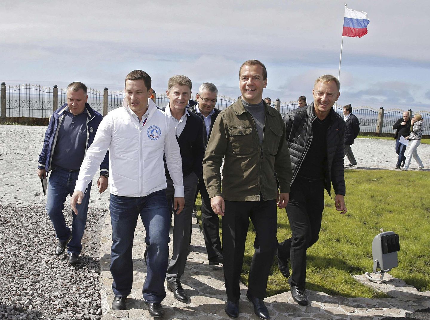 2015年8月22日，时任俄罗斯总理梅德韦杰夫（Dmitry Medvedev，中）登上南千岛群岛进行工作视察。（Reuters）