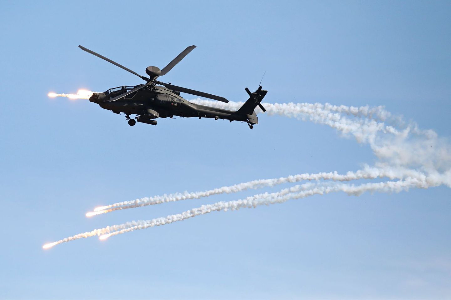 台军派出陆军AH-64E阿帕契战斗直升机，护卫九鹏基地周边海域，并且驱离解放军侦搜船只。（台湾国防部提供）