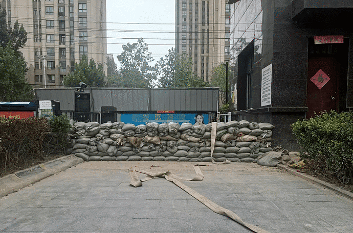 直击郑州再迎暴雨：市民用千斤顶砖头把车垫高，提前充电囤货（组图） - 6