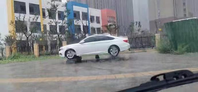 直击郑州再迎暴雨：市民用千斤顶砖头把车垫高，提前充电囤货（组图） - 2