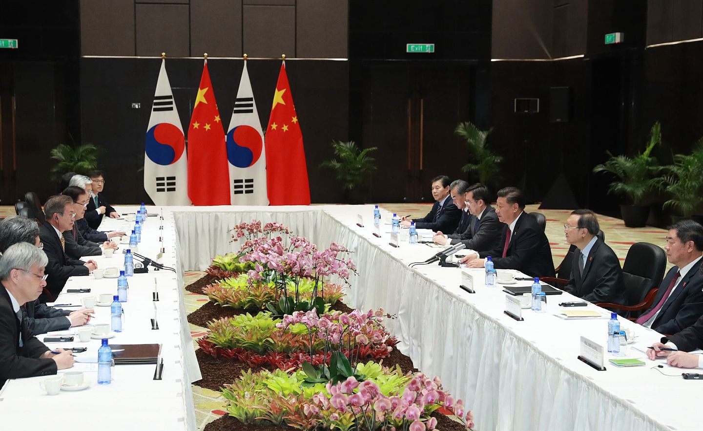 2018年11月17日，中国国家主席习近平在莫尔兹比港会见韩国总统文在寅。（新华社）