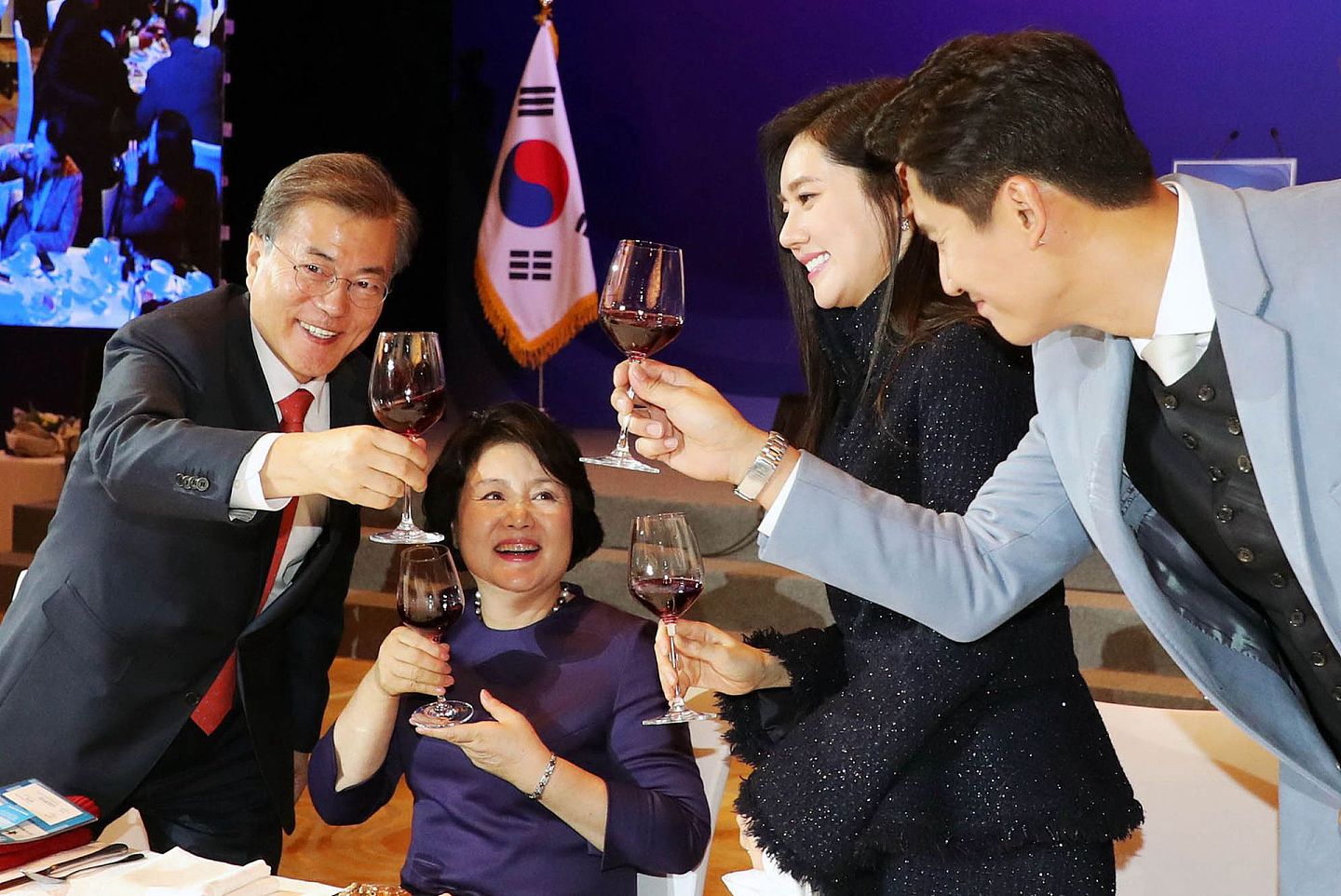 2017年12月13日，韩国侨民恳谈会现场，中国演员于晓光与韩国总统文在寅碰杯。（视觉中国）