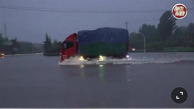 暴雨再袭郑州，市民“各显神通”动作熟练得让人心疼（组图） - 1