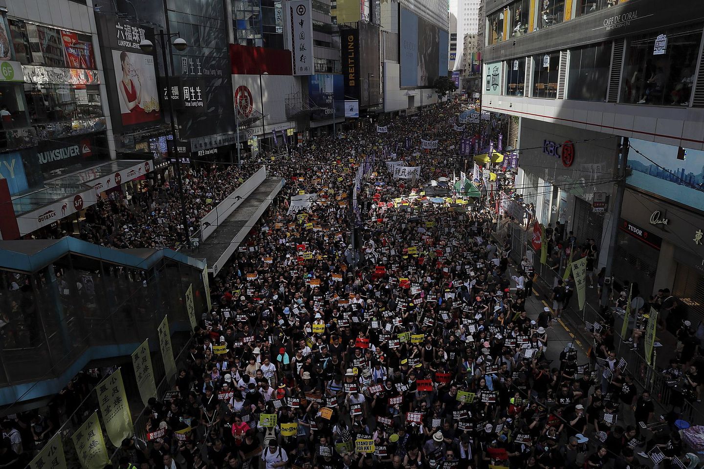 香港“反修例风波”期间，教育同行成立并支持游行。（AP）