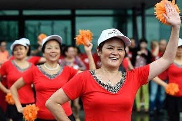 52岁中国大妈哭诉：跳舞的老头太坏了，换了四个男舞伴，没有一个好东西（组图） - 2