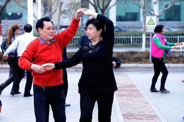 52岁中国大妈哭诉：跳舞的老头太坏了，换了四个男舞伴，没有一个好东西（组图） - 4