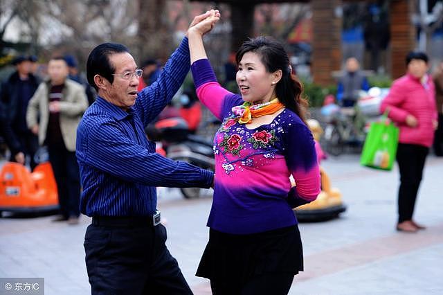 52岁中国大妈哭诉：跳舞的老头太坏了，换了四个男舞伴，没有一个好东西（组图） - 3