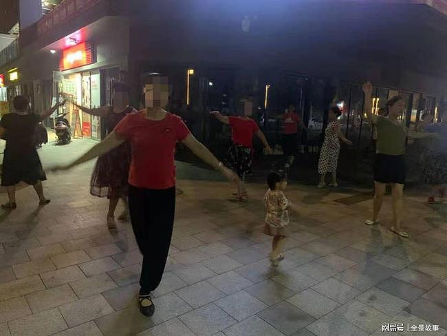 52岁中国大妈哭诉：跳舞的老头太坏了，换了四个男舞伴，没有一个好东西（组图） - 7