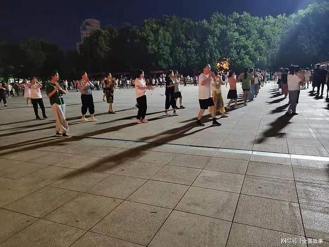 52岁中国大妈哭诉：跳舞的老头太坏了，换了四个男舞伴，没有一个好东西（组图） - 9