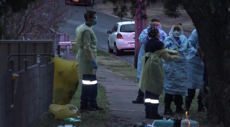 悉尼30岁女子家中死亡，疑与新冠有关！屋内有人确诊，急救人员穿全套防护设备（视频/组图） - 5