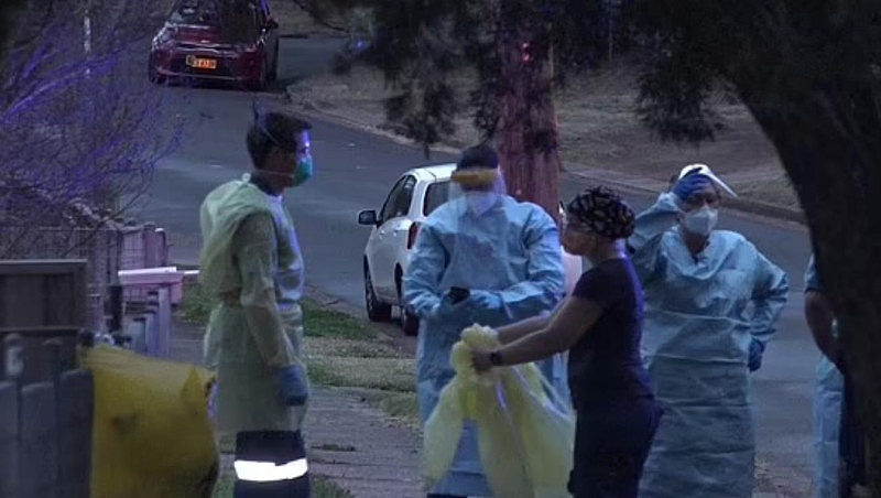 悉尼30岁女子家中死亡，疑与新冠有关！屋内有人确诊，急救人员穿全套防护设备（视频/组图） - 8