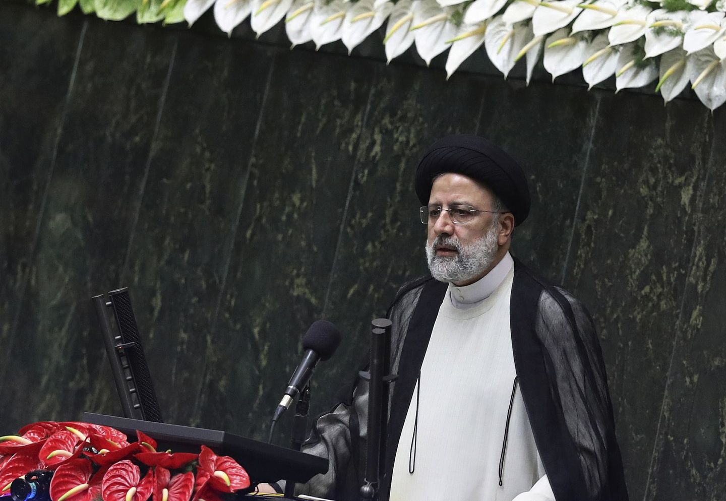 2021年8月5日，伊朗总统莱希宣誓就职，之后发表演说。（AP）