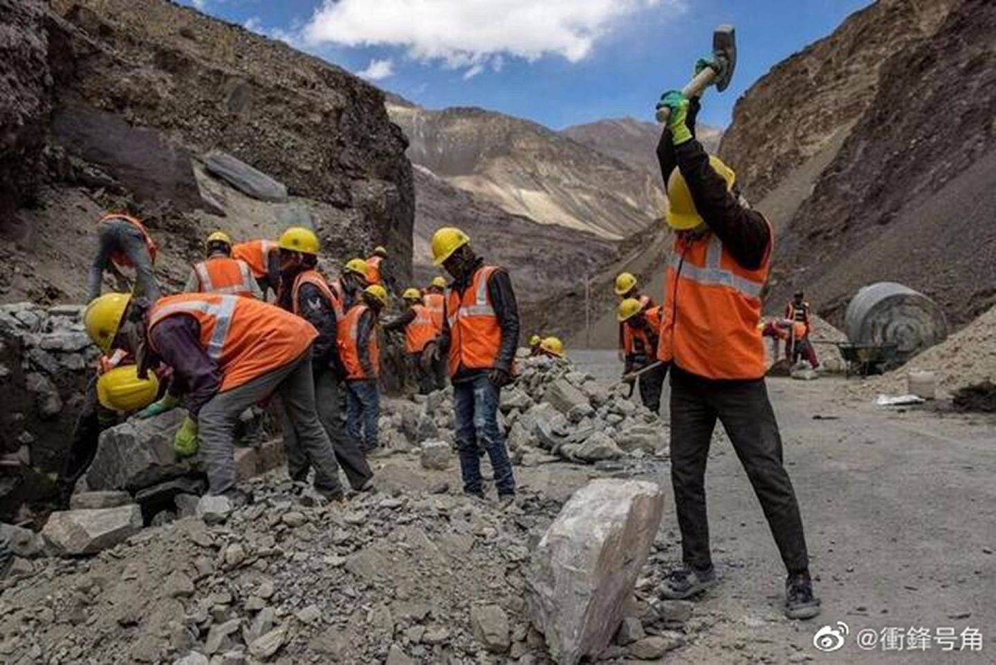 印度数以百计的工人涌至“世界屋脊”，大搞基建。（微博＠衝鋒号角）