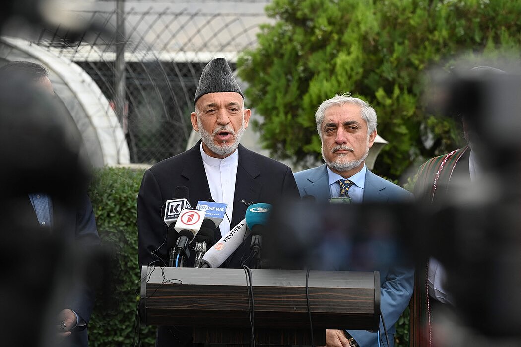 前总统哈米德·卡尔扎伊与率领旧政府和平代表团的阿卜杜拉·阿卜杜拉在新闻发布会上。