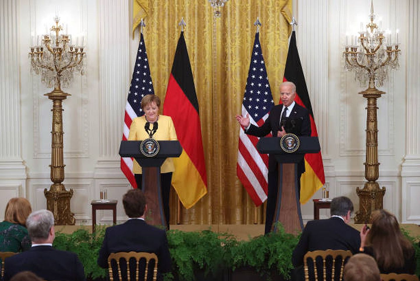 2021年7月15日，华盛顿白宫，美国总统拜登（右）与到访的德国总理默克尔（左）在结束双边会晤后，共同出席新闻发布会。（Getty Images）