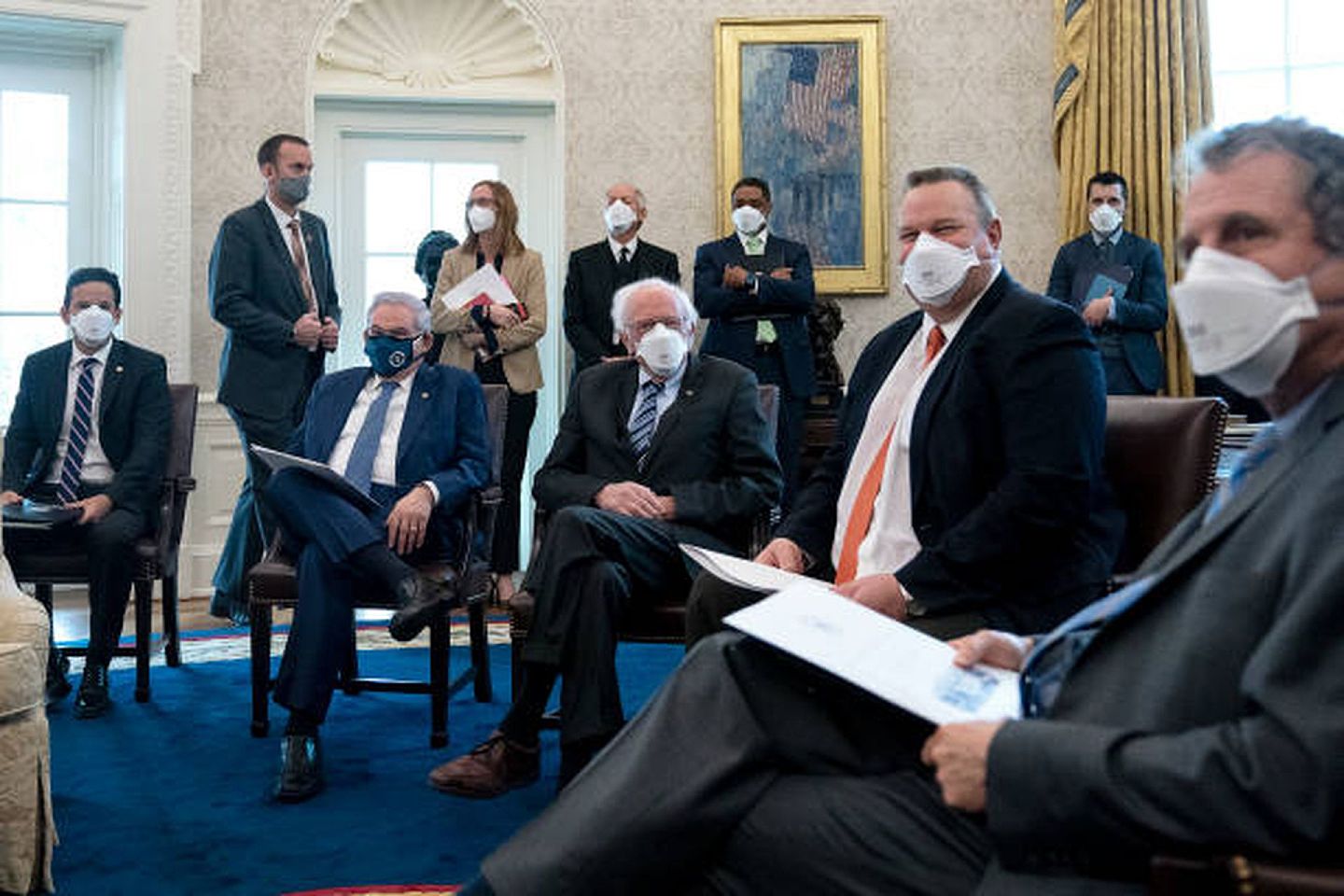 2021年2月3日，刚刚就任美国总统的拜登在白宫召集包括梅嫩德斯（左二）在内的资深民主党参议员共同商讨总额1900亿美元的疫情救助法案。（Getty Images）