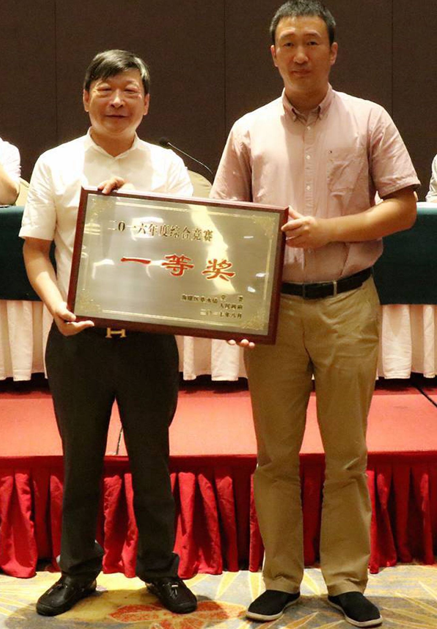 周文勇（左）曾获颁宁波章水镇官方的荣誉。（微博@好时代见证记录者）