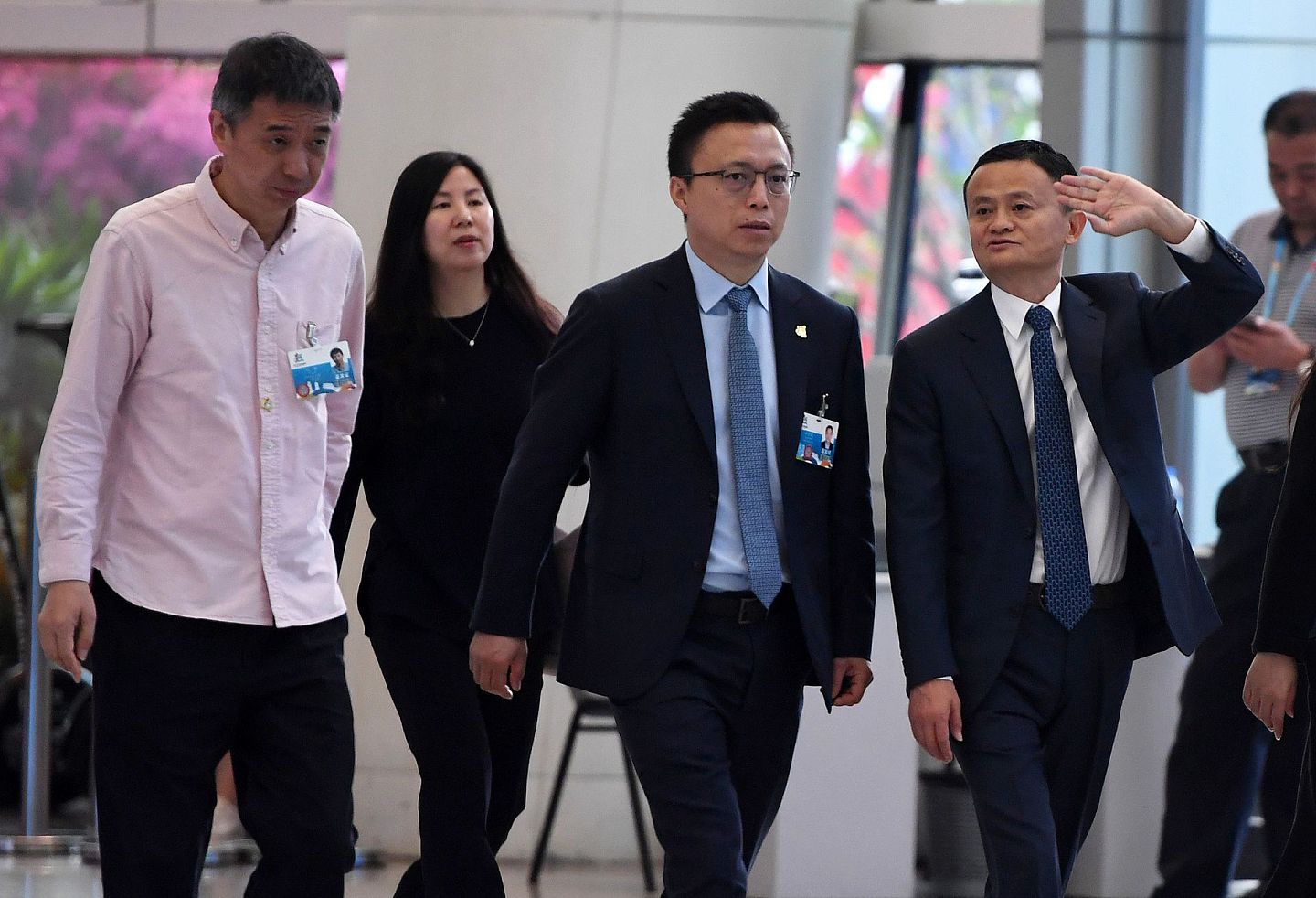 2018年4月22日，马云（前右）与井贤栋（前中）一起参加首届数字中国建设峰会。（视觉中国）