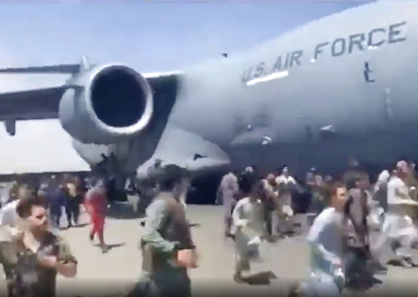 2021年8月16日，阿富汗数百名民众在阿富汗首都喀布尔追着一架美军C-17运输机跑。（AP）