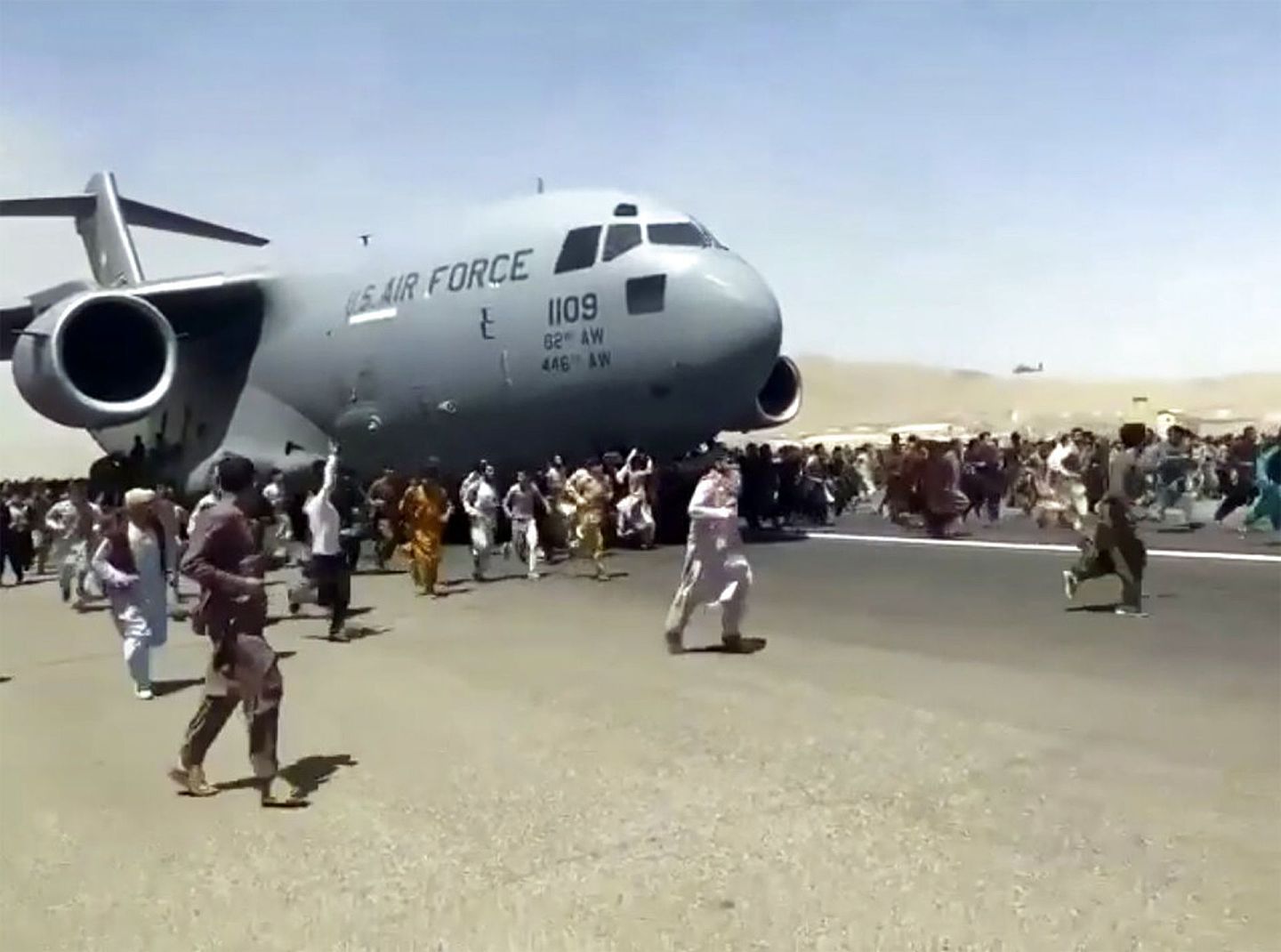 美军C-17运输机最后超载离开阿富汗。（AP）