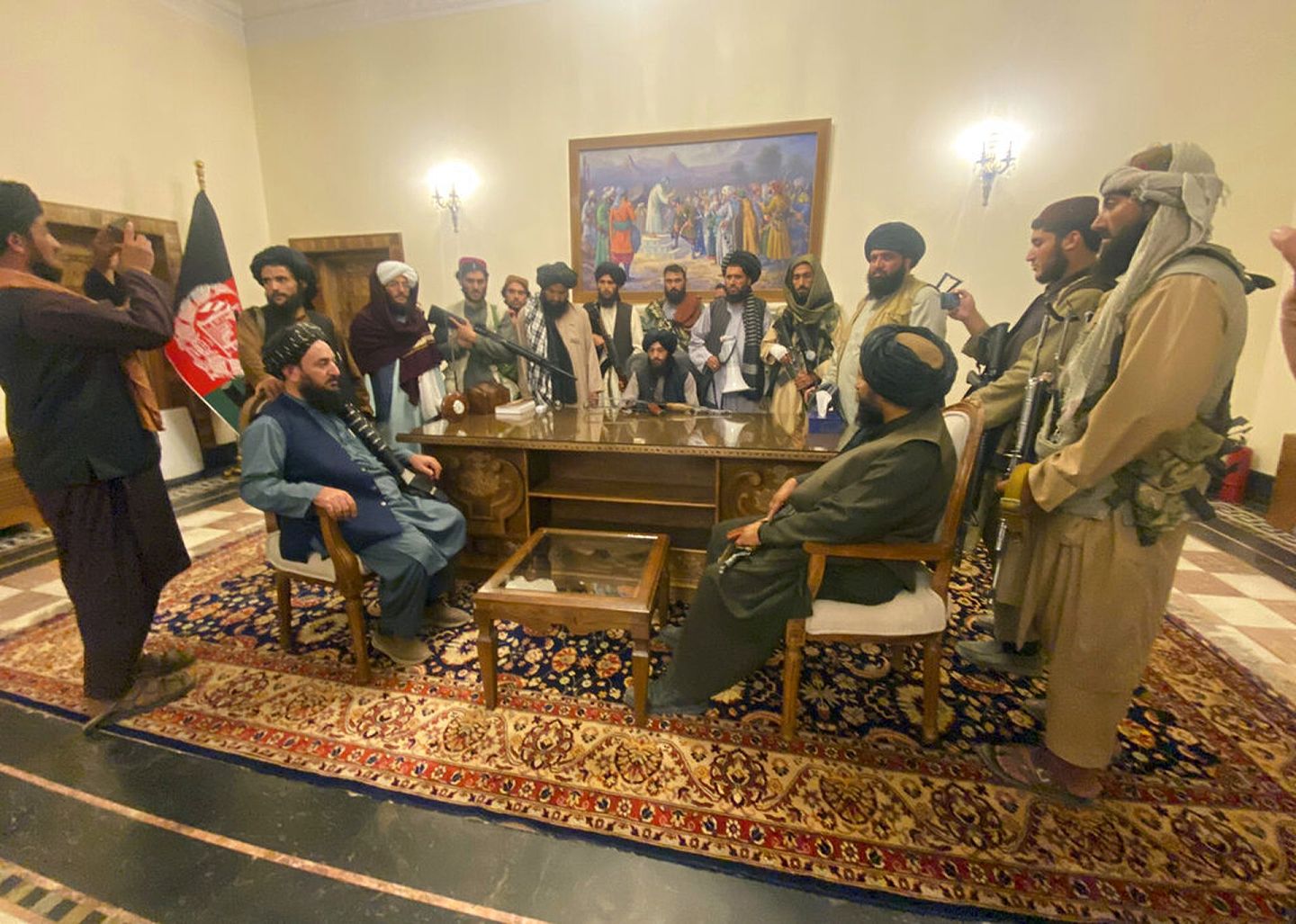 塔利班成员进入总统府内部。（AP）