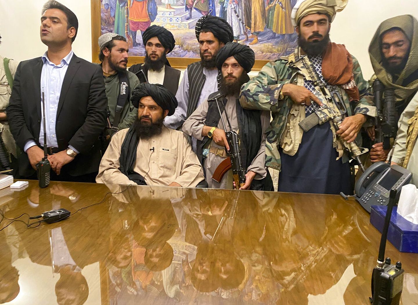 塔利班成员在总统府内部合影。（AP）